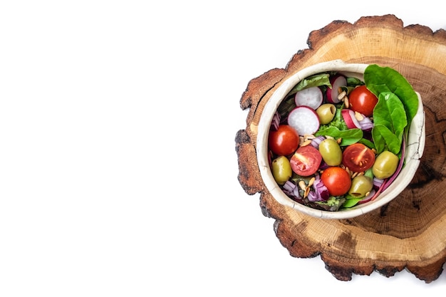 farebná miska s čerstvým jedlom